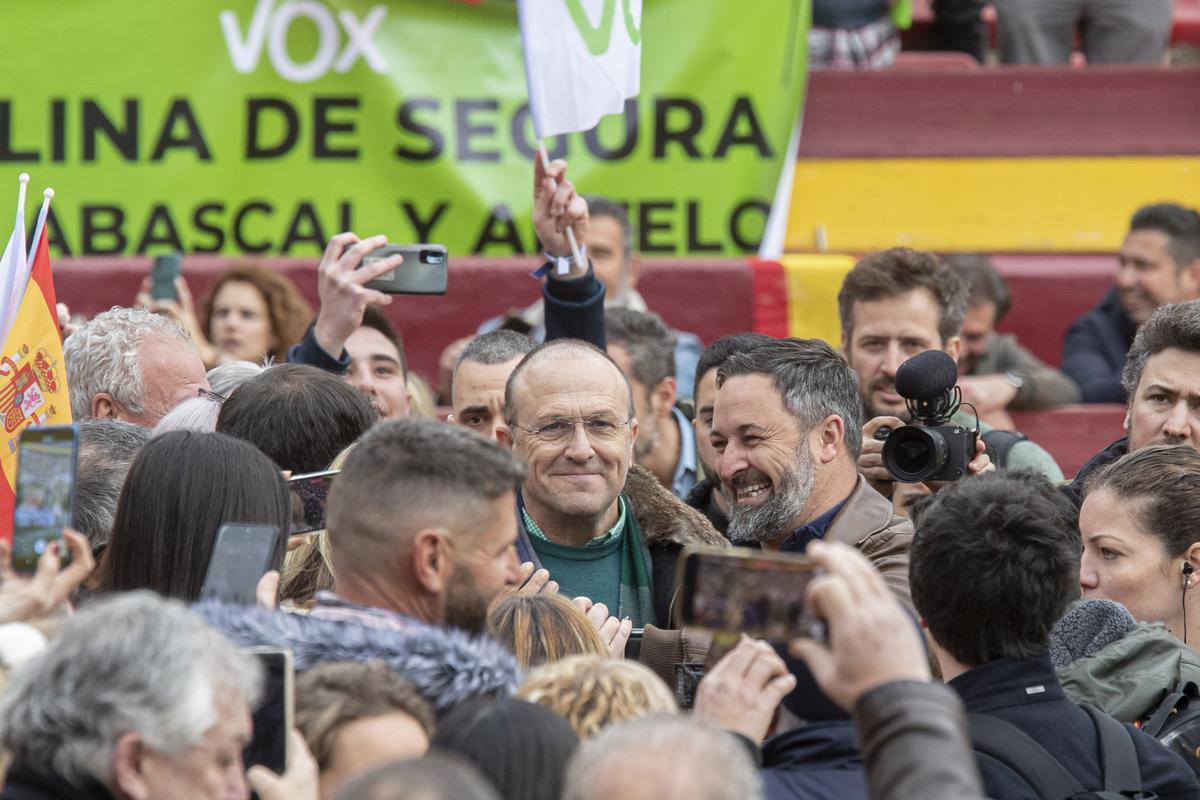 Mitin de Abascal: banderas, mucha boina inglesa y exhibición de fervor