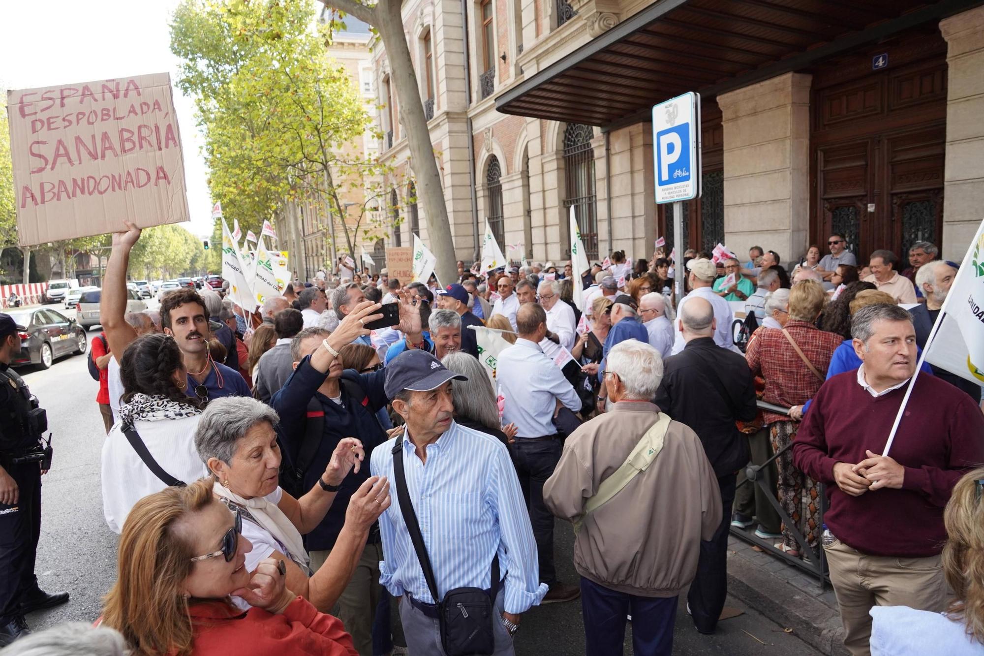 Manifestación por el AVE de Sanabria en Madrid: protesta por el tren a las puertas de Renfe