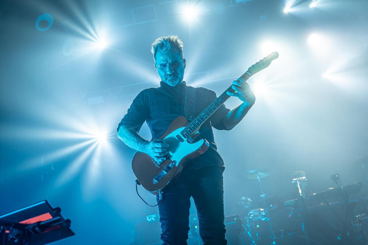 Love of Lesbian cierra filas con su ‘hermandad’ en un inflamado estreno en Razzmatazz