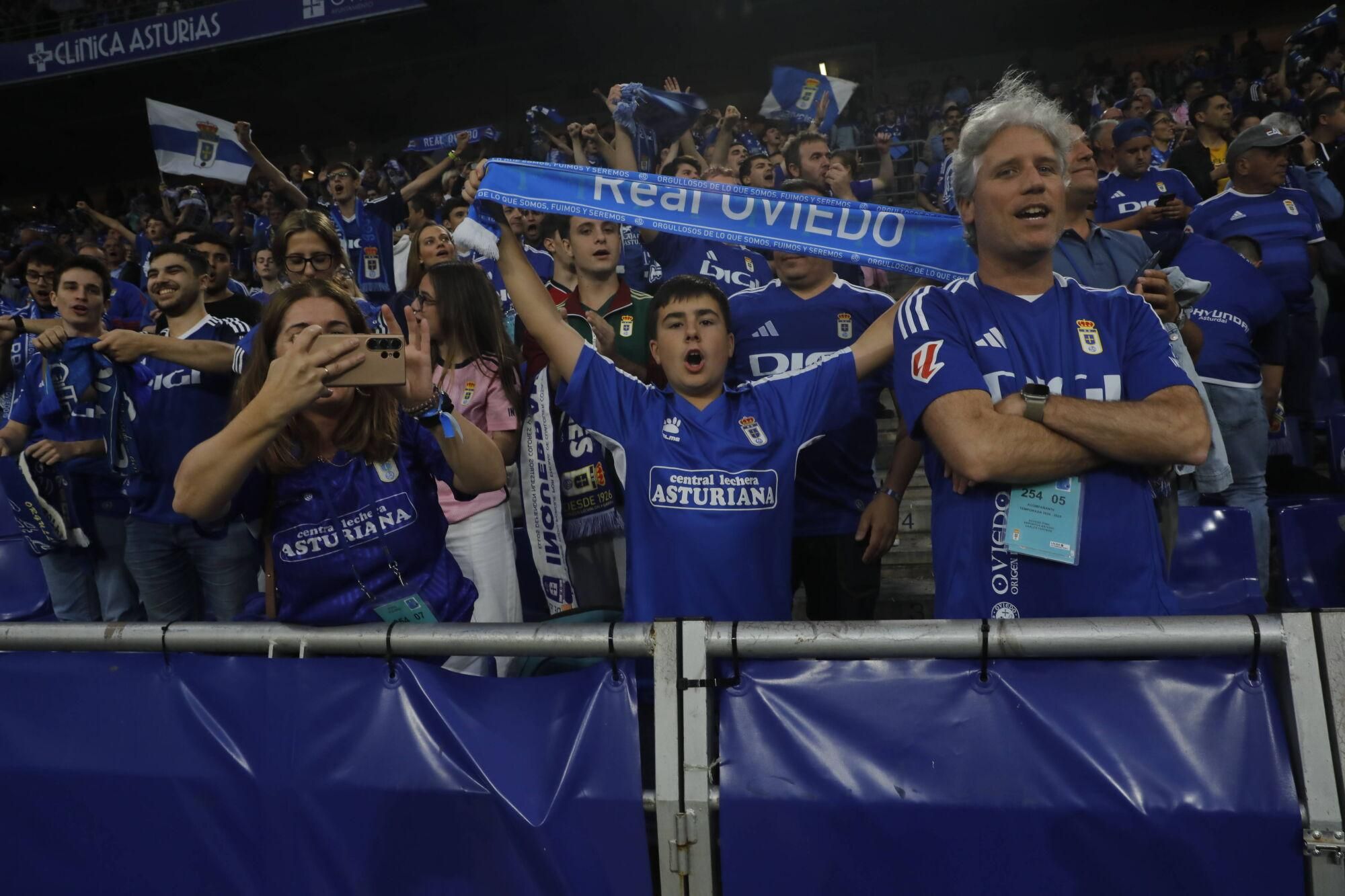 EN IMÁGENES: Ambientazo en la vuelta del play off entre Oviedo y Almería en el Carlos Tartiere