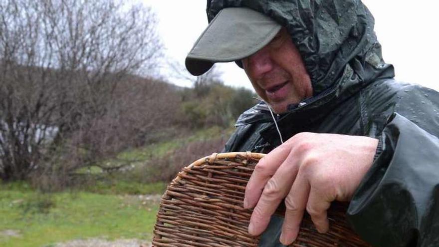 Un pescador sanabrés muestra una trucha capturada.