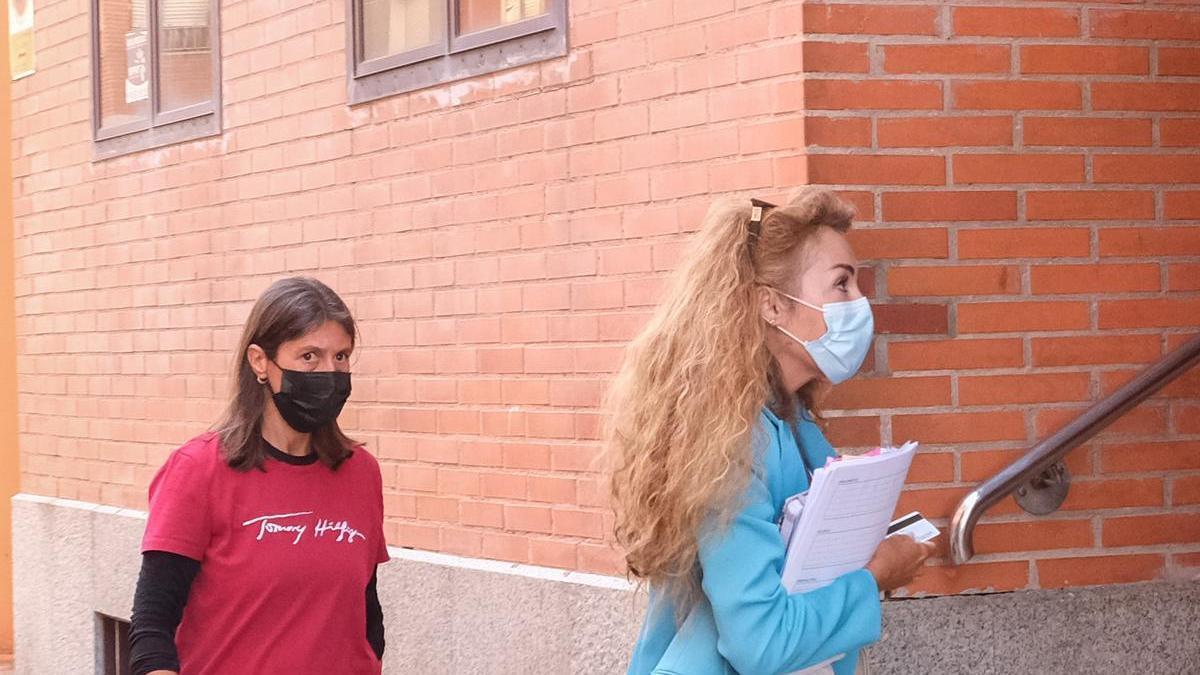 La exsubdirectora de la cárcel, a la izquierda, entrando con su abogada al Palacio de Justicia de Villena.