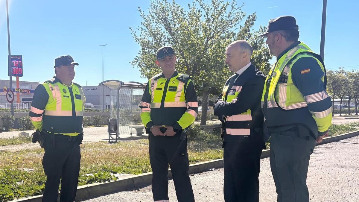 El delegado del Gobierno en Aragón, Fernando Beltrán, con agentes de Tráfico de la Guardia Civil, este martes.