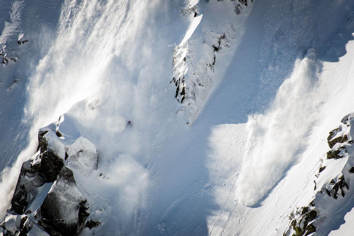 Esquiador atrapado en una avalancha de nieve