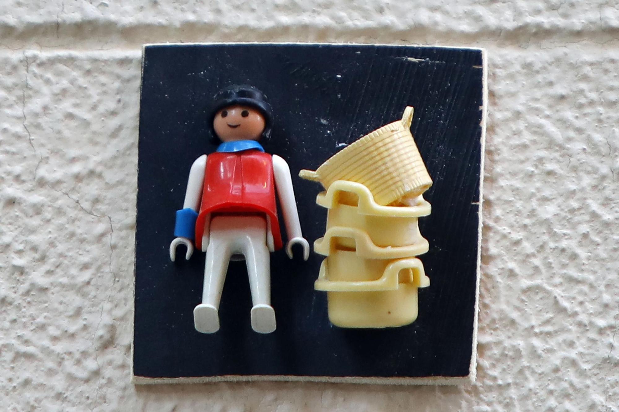 Figuras de Playmobil adornan las placas de calles en el centro de València