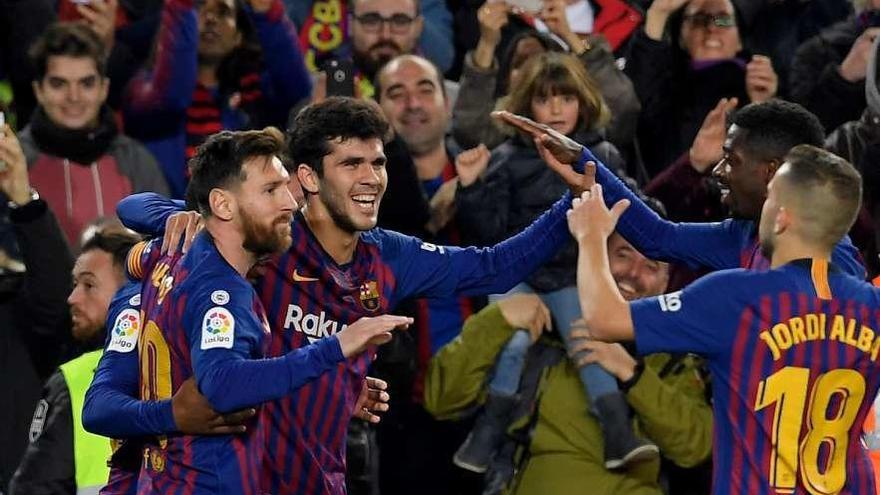 Carles Aleñá, en el centro, celebra su gol junto Messi (izquierda), Dembélé y Jordi Alba.