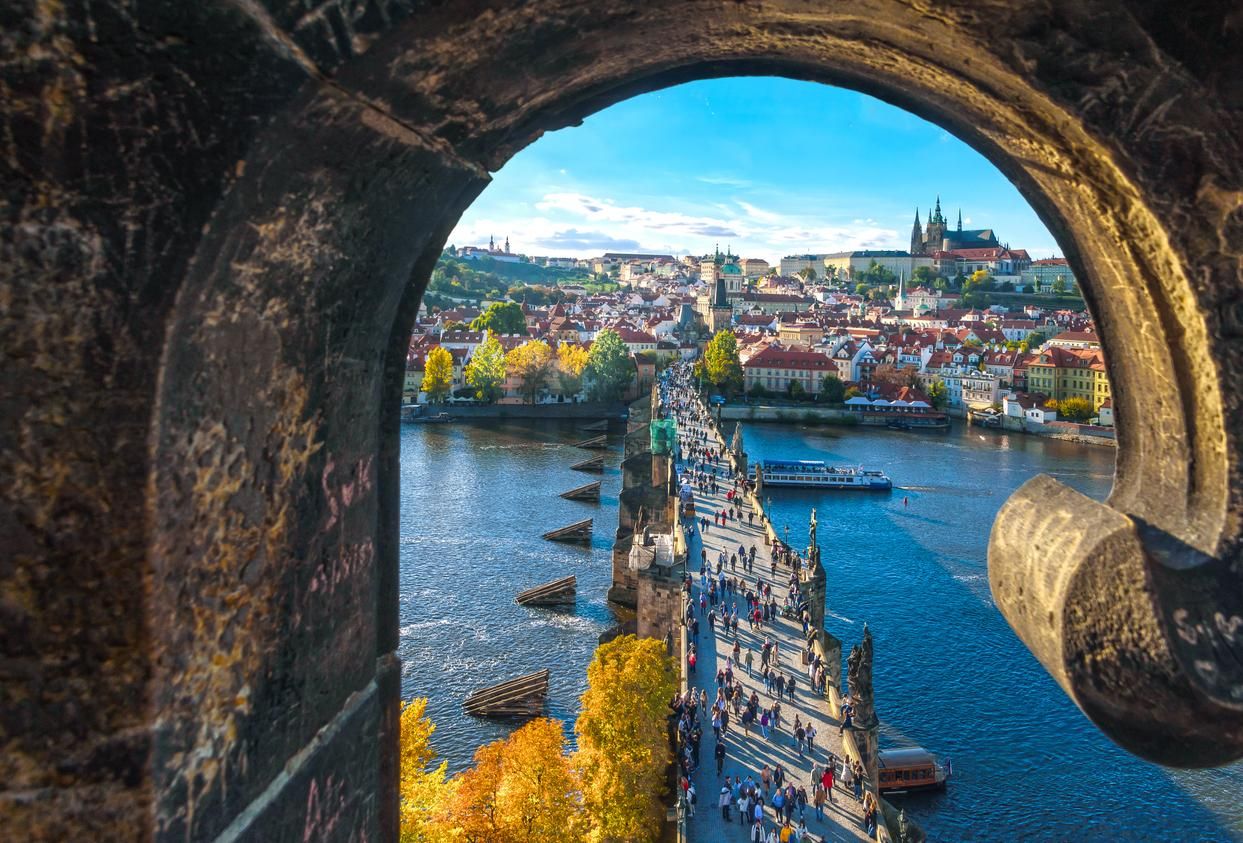 Cruzando el puente de Carlos en Praga.