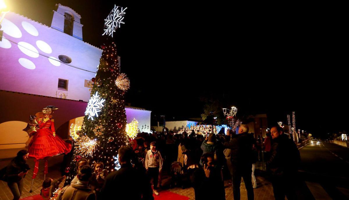 El centro de Sant Josep, segundos después de encender la Navidad.  | TONI ESCOBAR