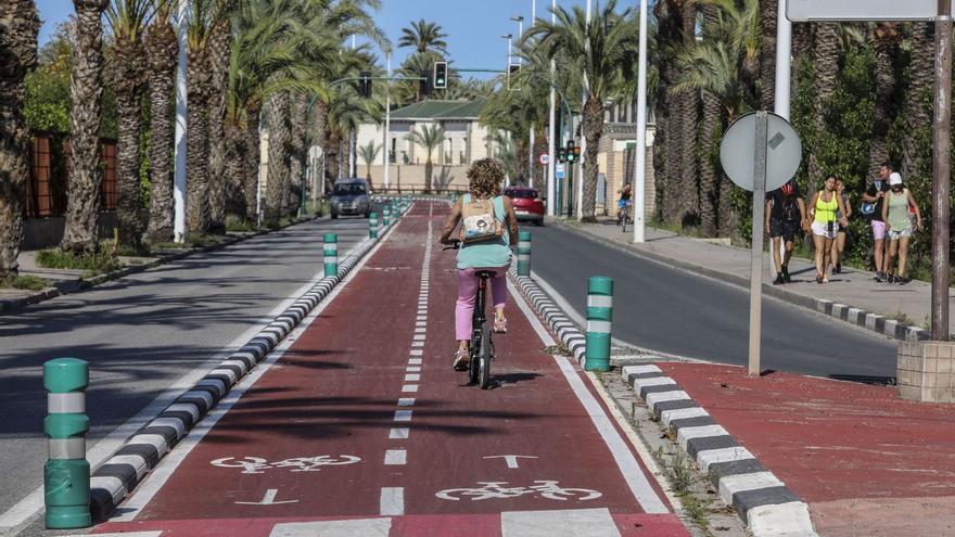 Una ciclista atraviesa el carril bici de la calle Teulada que cuenta con doble calzada de circulación, con el ciclocarril en el medio. | ANTONIO AMORÓS