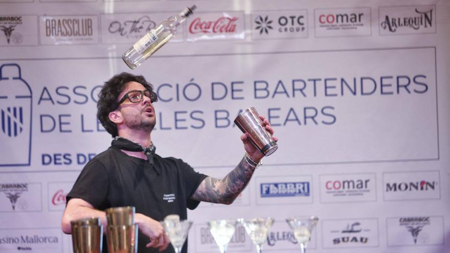 El barman Daniel Gost gana el concurso de coctelería acrobática de Baleares al ritmo de Tomeu Penya