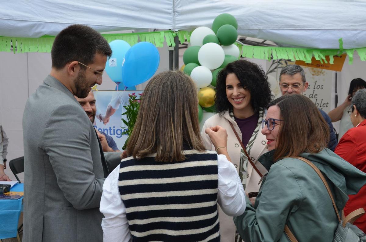 La alcaldesa Cristina Mora en la Feria de Comercio de Quart de Poblet esta mañana.