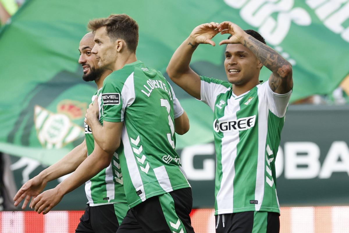 Cucho Hernández celebra con el equipo su gol en el partido frente al Oviedo