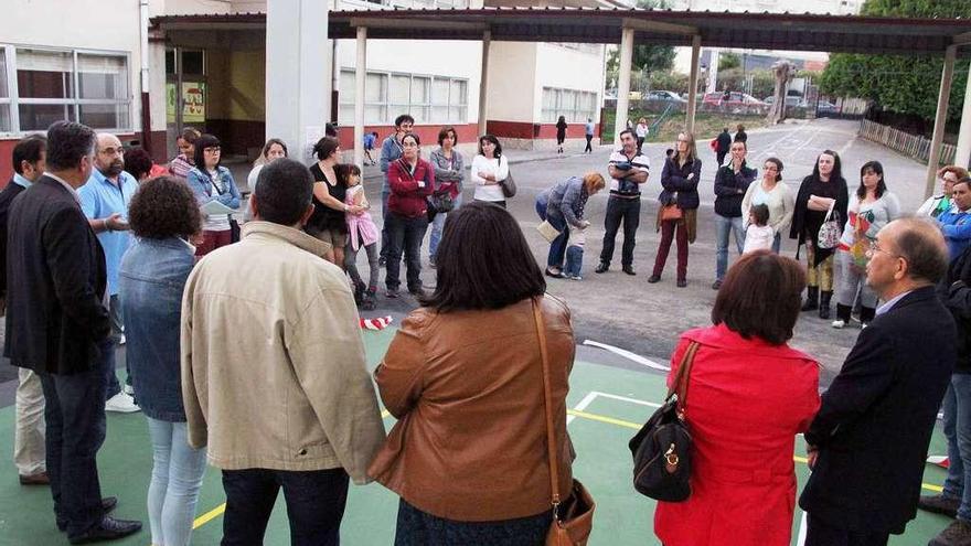 Padres y madres del colegio con representantes municipales durante la inauguración de la cubierta. // A.H.