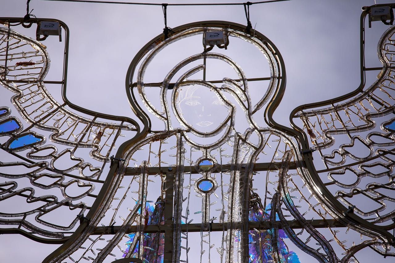 Instalan los ángeles de las luces de Navidad de la calle Larios