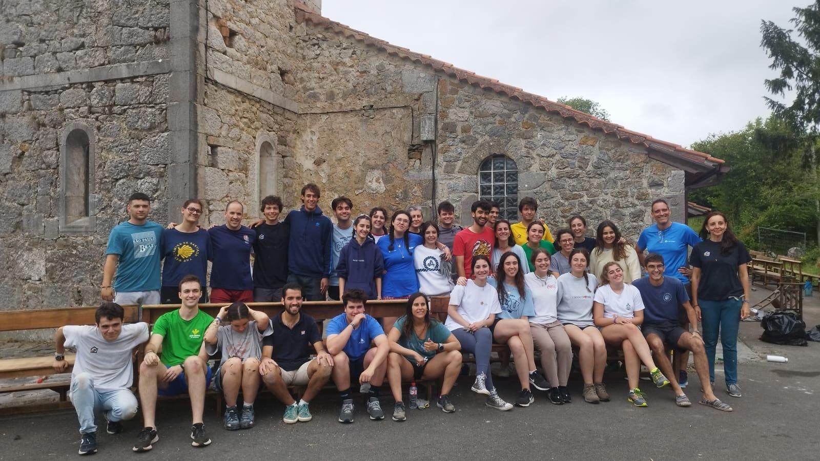 Más de medio centenar de jóvenes voluntarios de Madrid ayudan a recupera el patrimonio de Cabrales