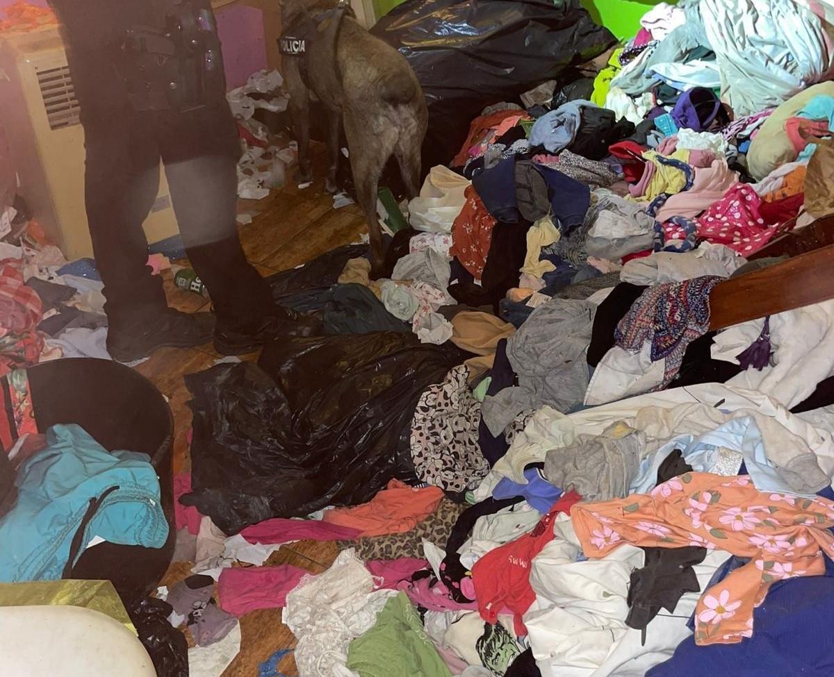 Acumulación de ropa en una de las habitaciones