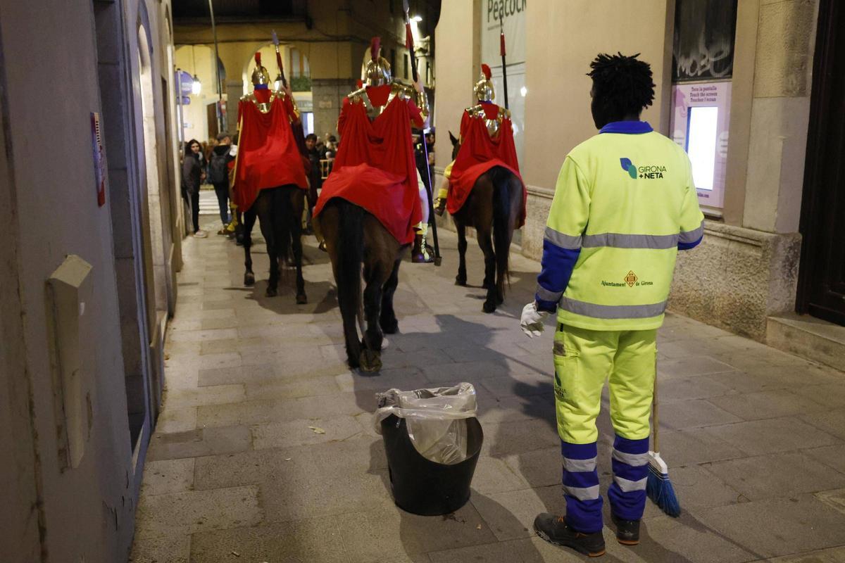 Un treballador de Girona+Neta durant la processó del Divendres Sant.