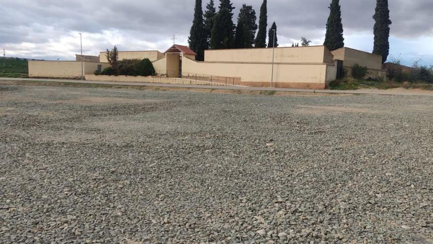 Se ha habilitado una explanada frente al cementerio. | SERVICIO ESPECIAL
