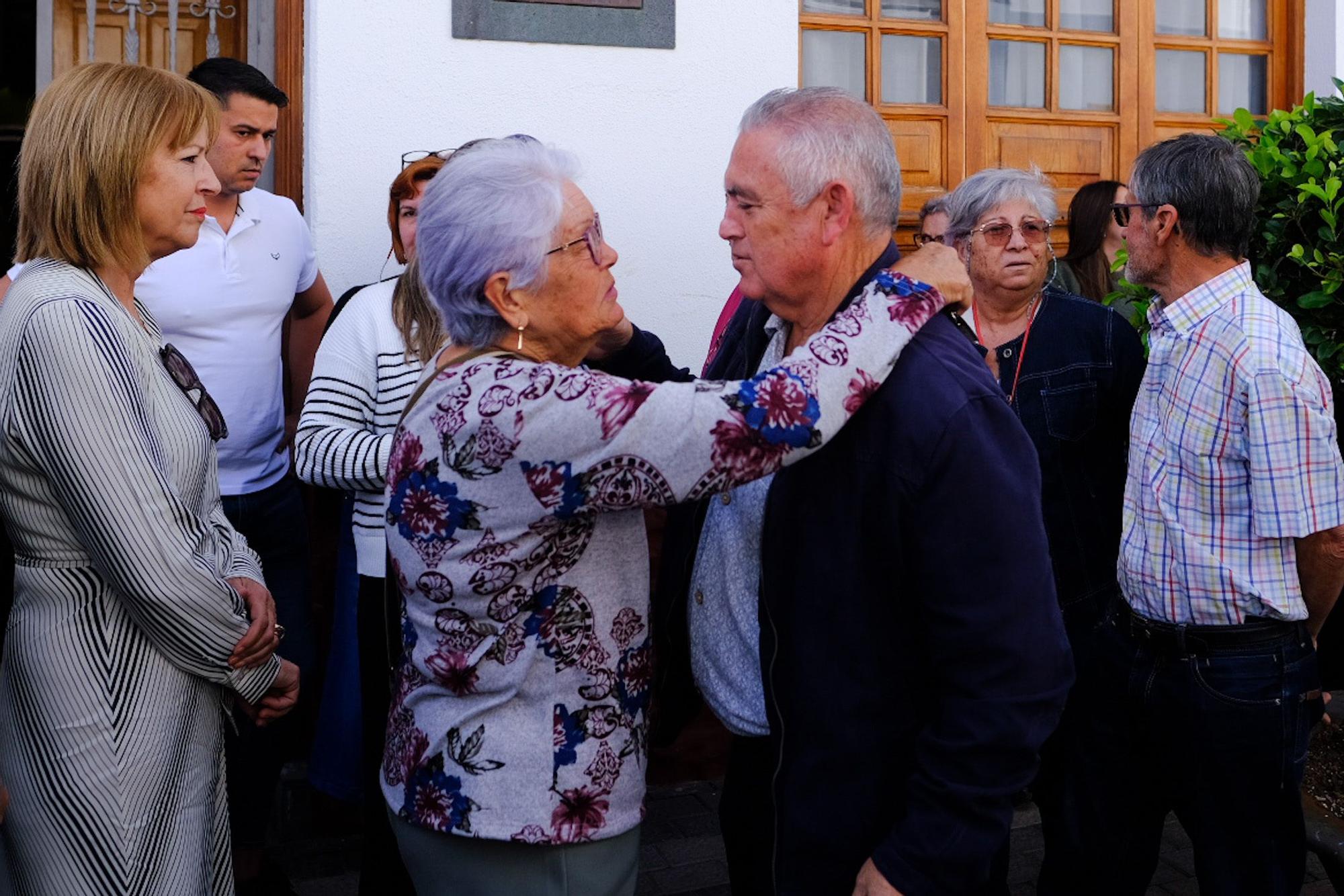 Minuto de silencio y último adiós a la mujer asesinada en La Aldea