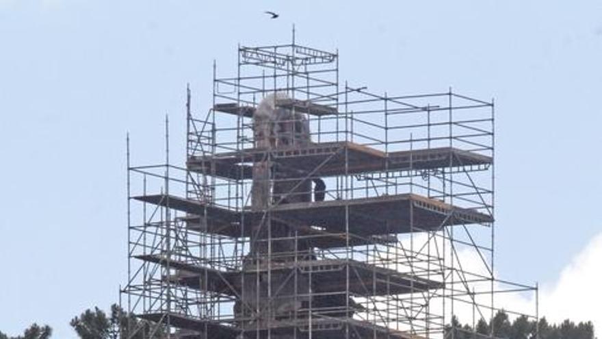 Los andamios envuelven a la Virgen de la Roca