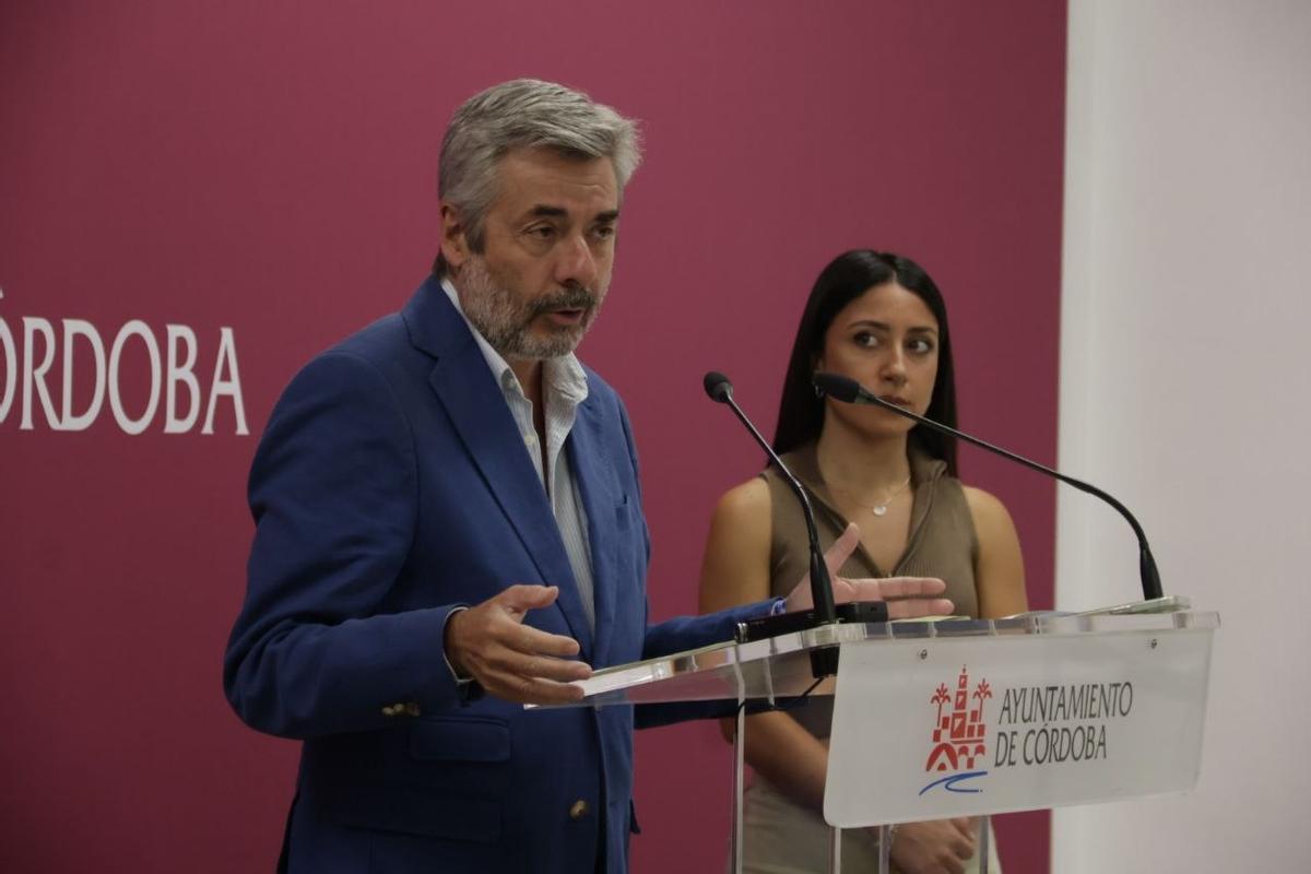 El portavoz del PP en el Ayuntamiento de Córdoba, Miguel Ángel Torrico, este lunes con Cintia Bustos.
