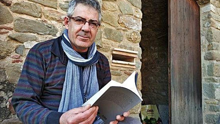 Roger Costa-Pau, a Gaüses, amb el nou llibre a les mans.