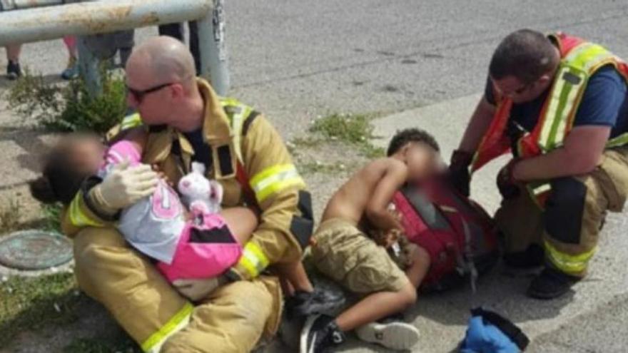 Dos bomberos de Texas consuelan a dos niños y la imagen da la vuelta al mundo