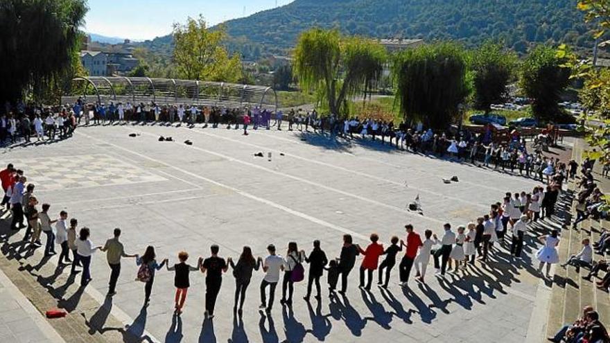 Rotllana de la sardana final de migdia que va ocupar tota la plaça Nova