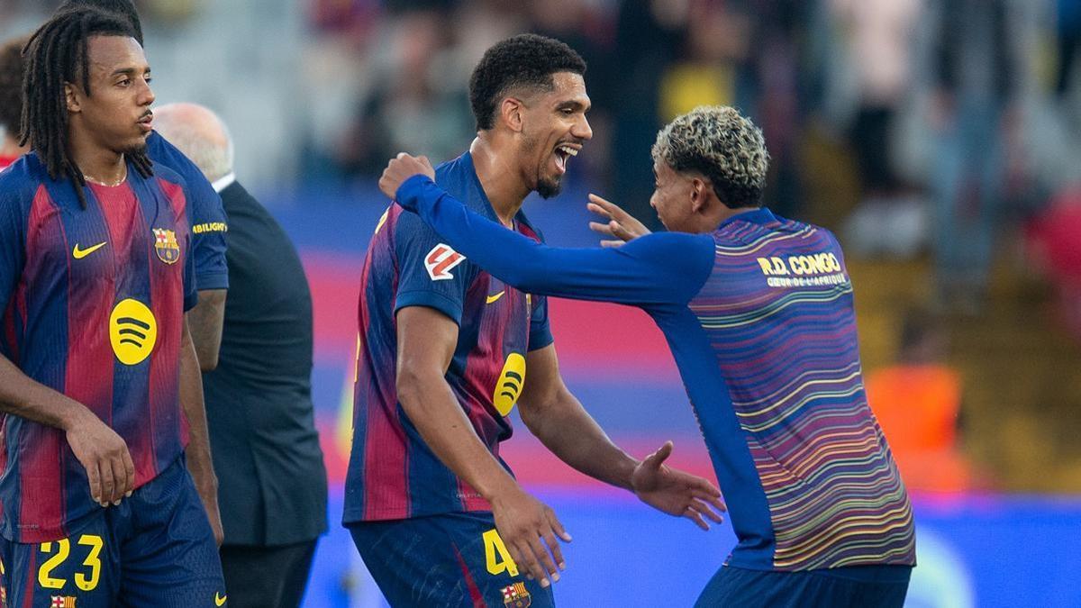 Lamine Yamal felicita a Roland Araujo por el gol ante el Girona