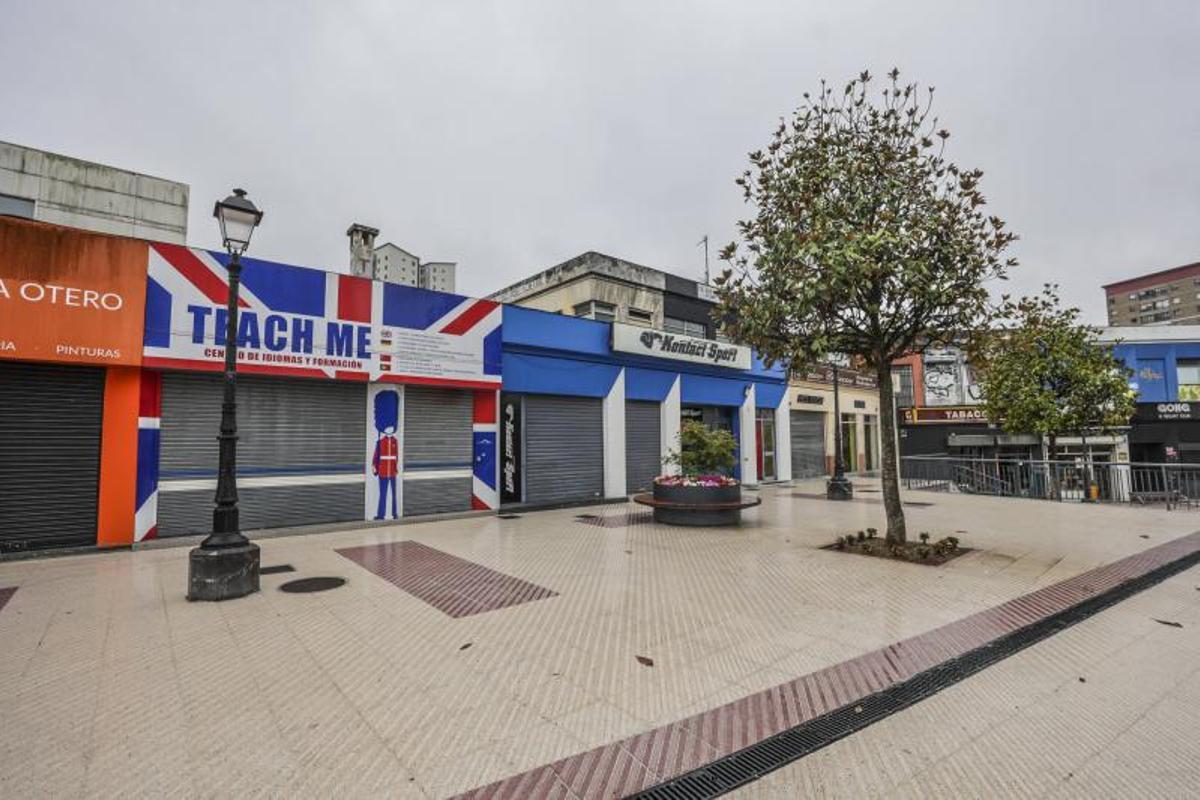 Aspecto que ofrecía este domingo parte de la nueva urbanización de la plaza Julián Cañedo.