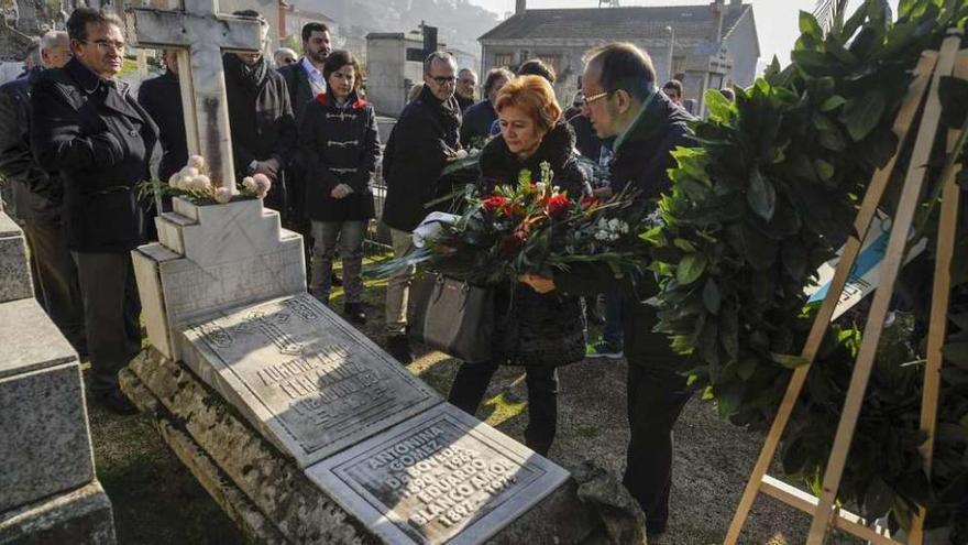 Mercedes Gallego y Anxo Lorenzo depositan flores en la sepultura de Blanco Amor. // Brais Lorenzo