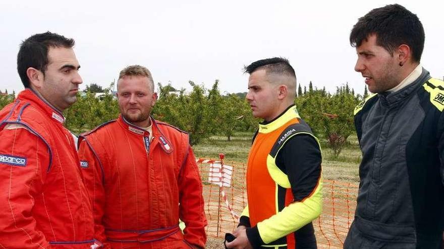 Julio Sotelo y Cristian Escribano (derecha) conversan con otros pilotos.