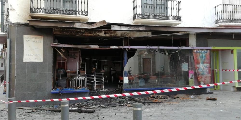 Investigan el incendio de un bar en el centro de Vélez