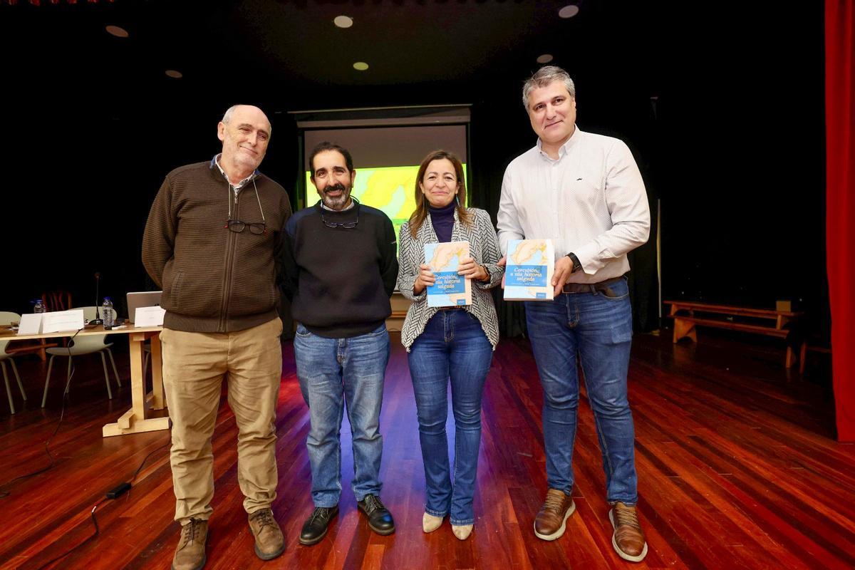 Jacobo Bermejo, editor, esquerda, Santiago Llovo, Marta Villaverde e Javier Domínguez.