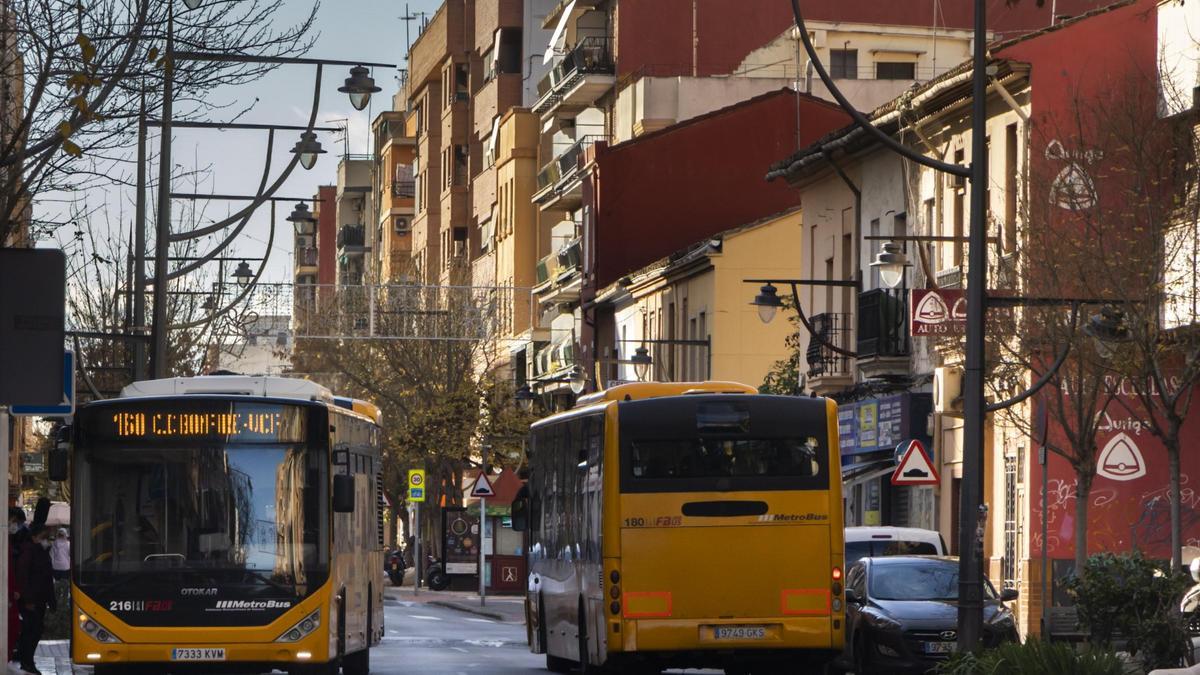 Buses amarillos de MetroBus en la Avinguda Cami Nou de Xirivella