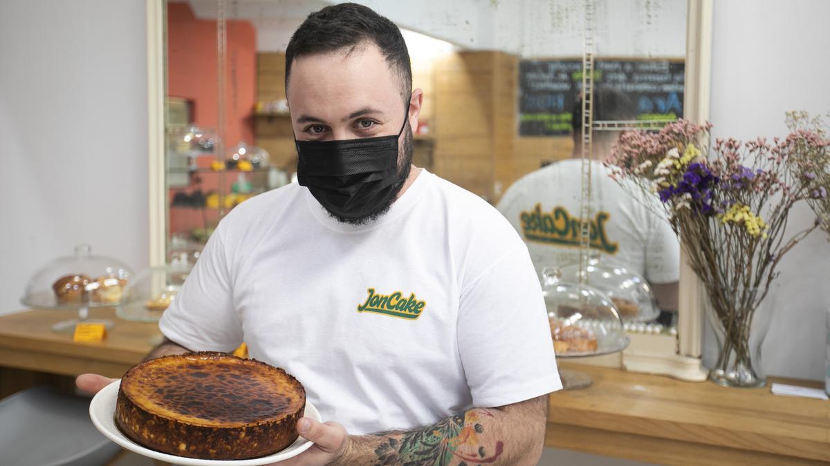 Jon García, con una tarta de queso.