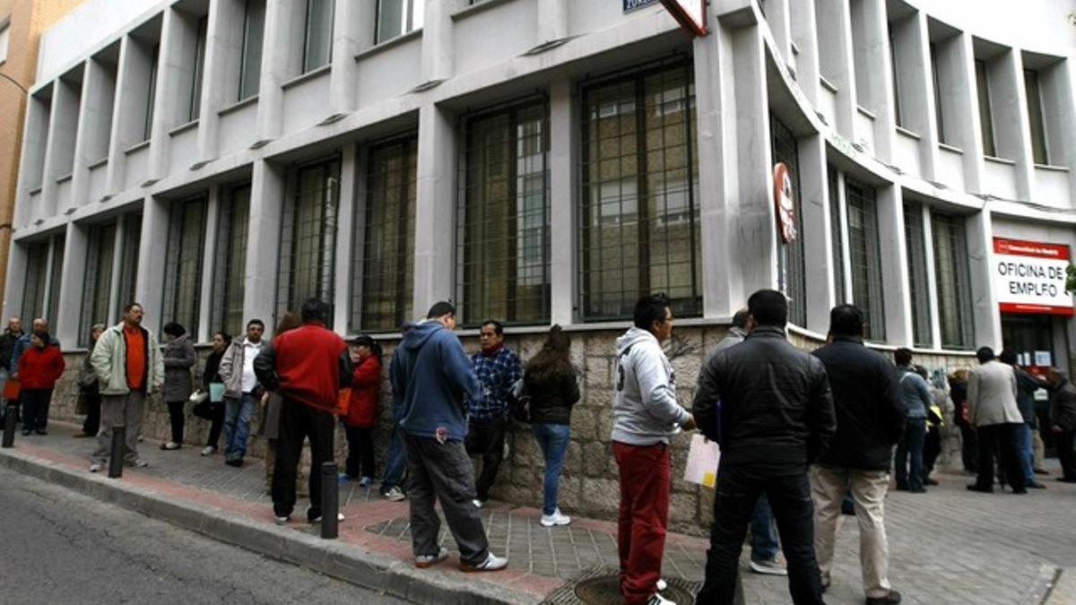 Cola de parados ante una oficina de empleo, este viernes, en Madrid.