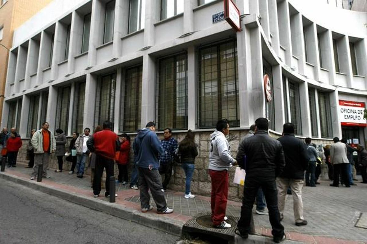 Cua d’aturats davant una oficina d’ocupació, aquest divendres, a Madrid.