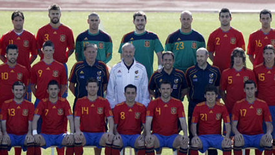 Los 23 jugadores y el cuerpo técnico de la selección española