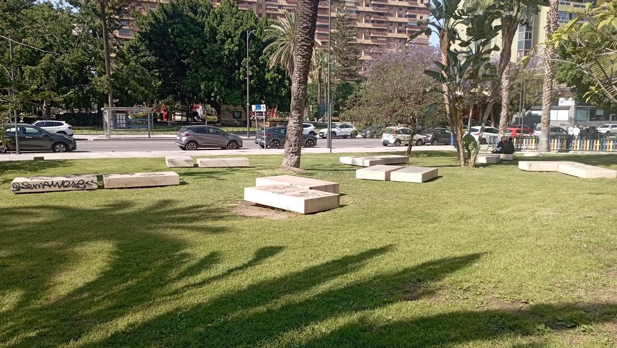 Vista general del grupo escultórico de Joaquín Ivars, esta semana, con los Jardines de Picasso al fondo.