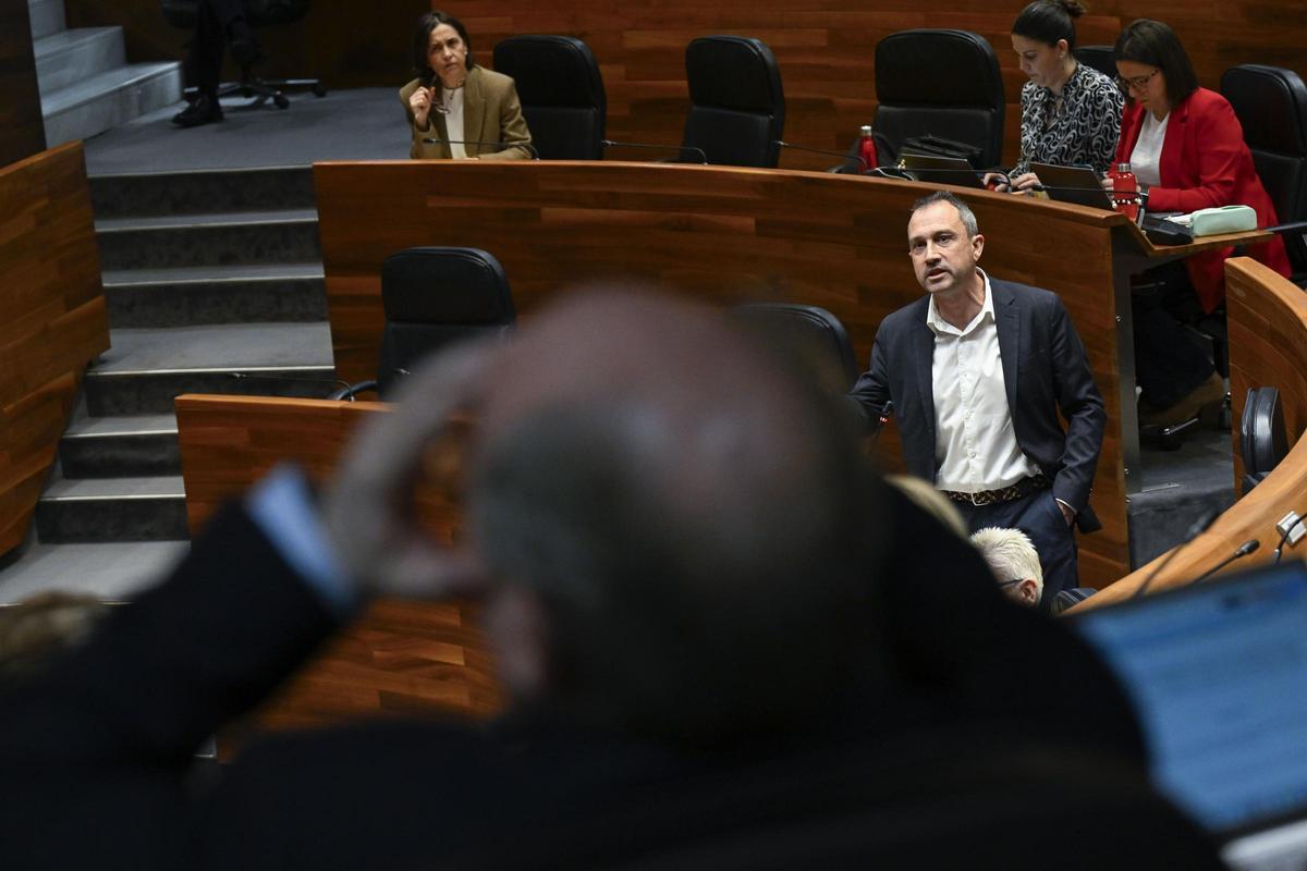 Ovidio Zapico rsponde a José Agustín Cuervas-Mons, mientras este se lleva las manos a la cabeza.