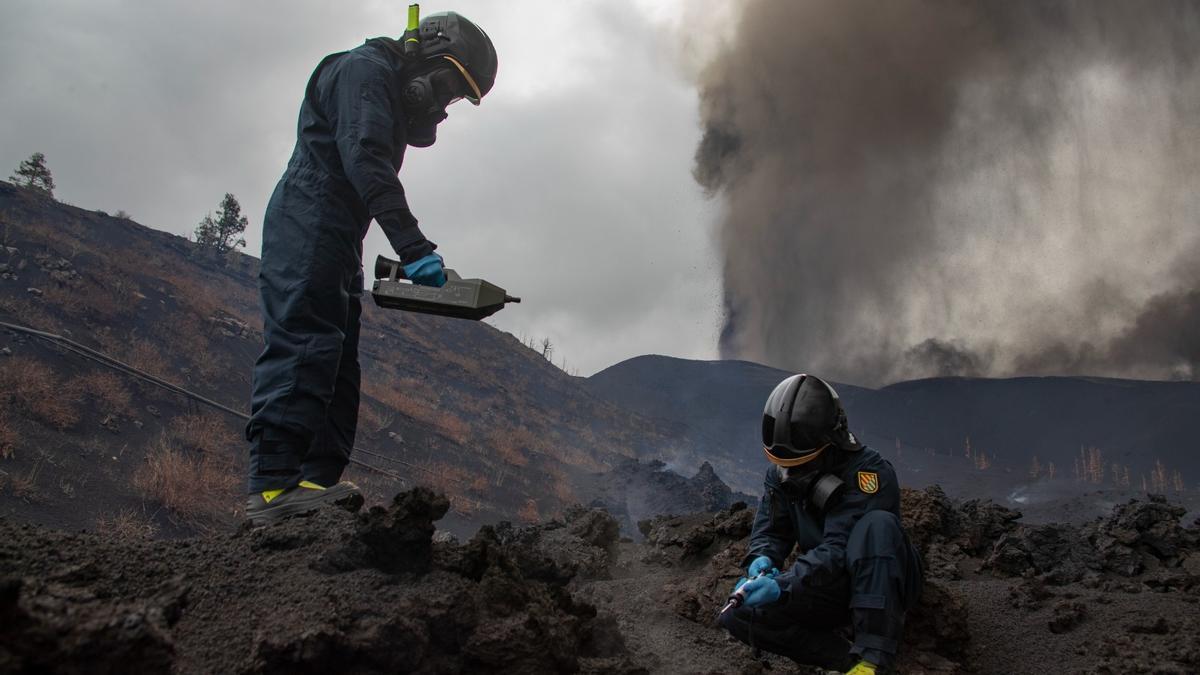 La UME mide la calidad del aire tras la erupción del volcán de La Palma