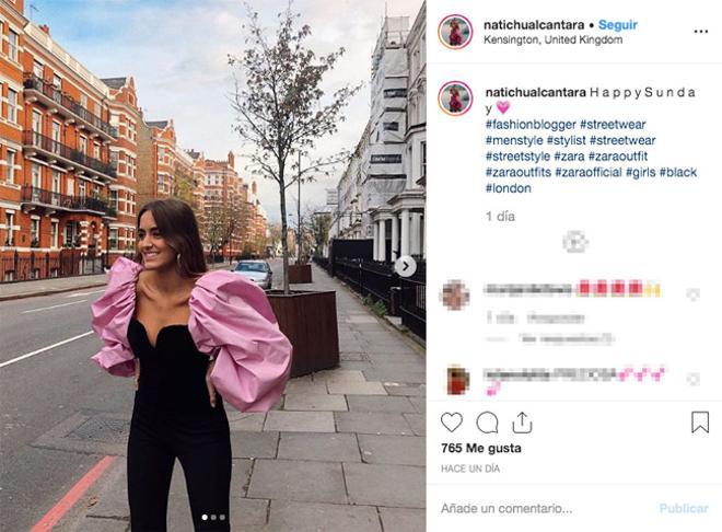 La estilista Natichu Alcántara con top de terciopelo con mangas XL rosas de Zara