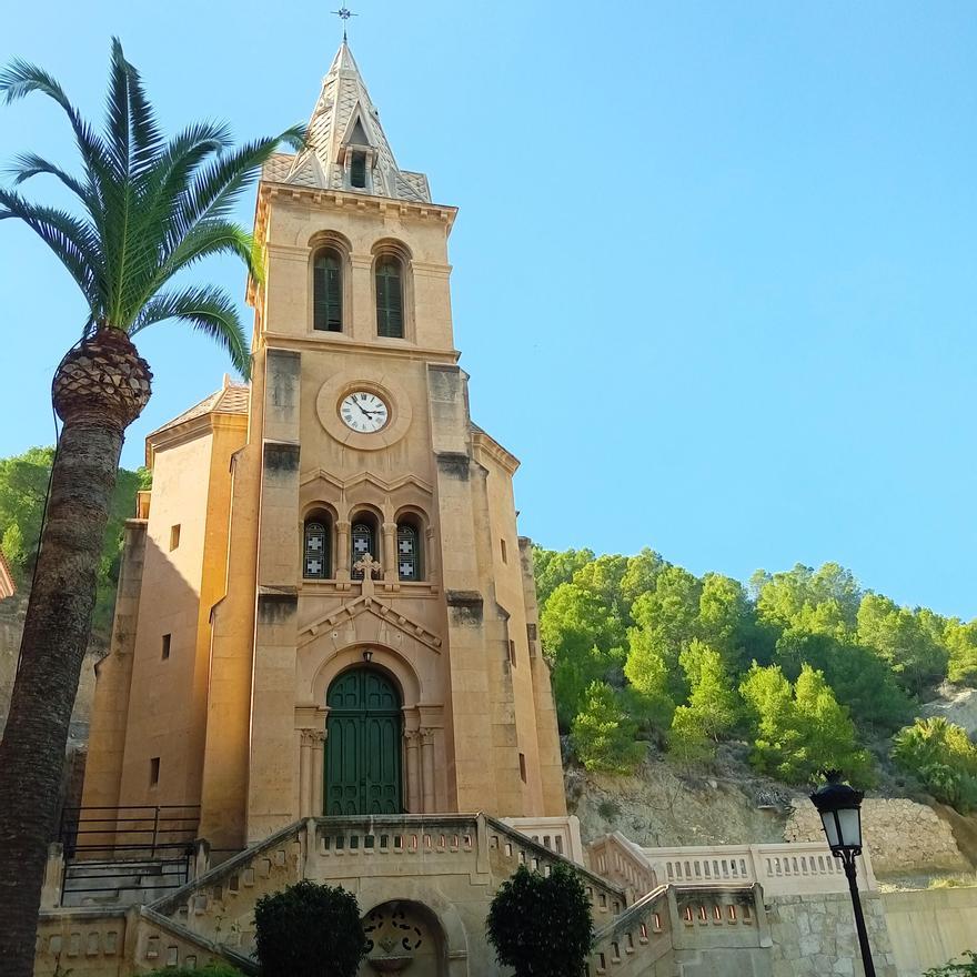 La Ermita de la Virgen de la Salud se encuentra entre palmeras y naturaleza.