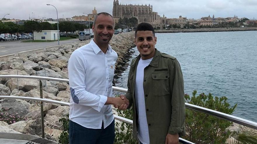 El técnico Antonio Vadillo posa ayer con Hamza.