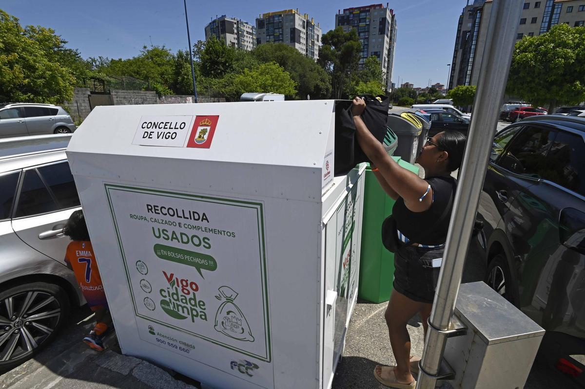 Contenedor del Concello de Vigo para ropa, calzado y accesorios usados, ubicado en la zona de Navia.