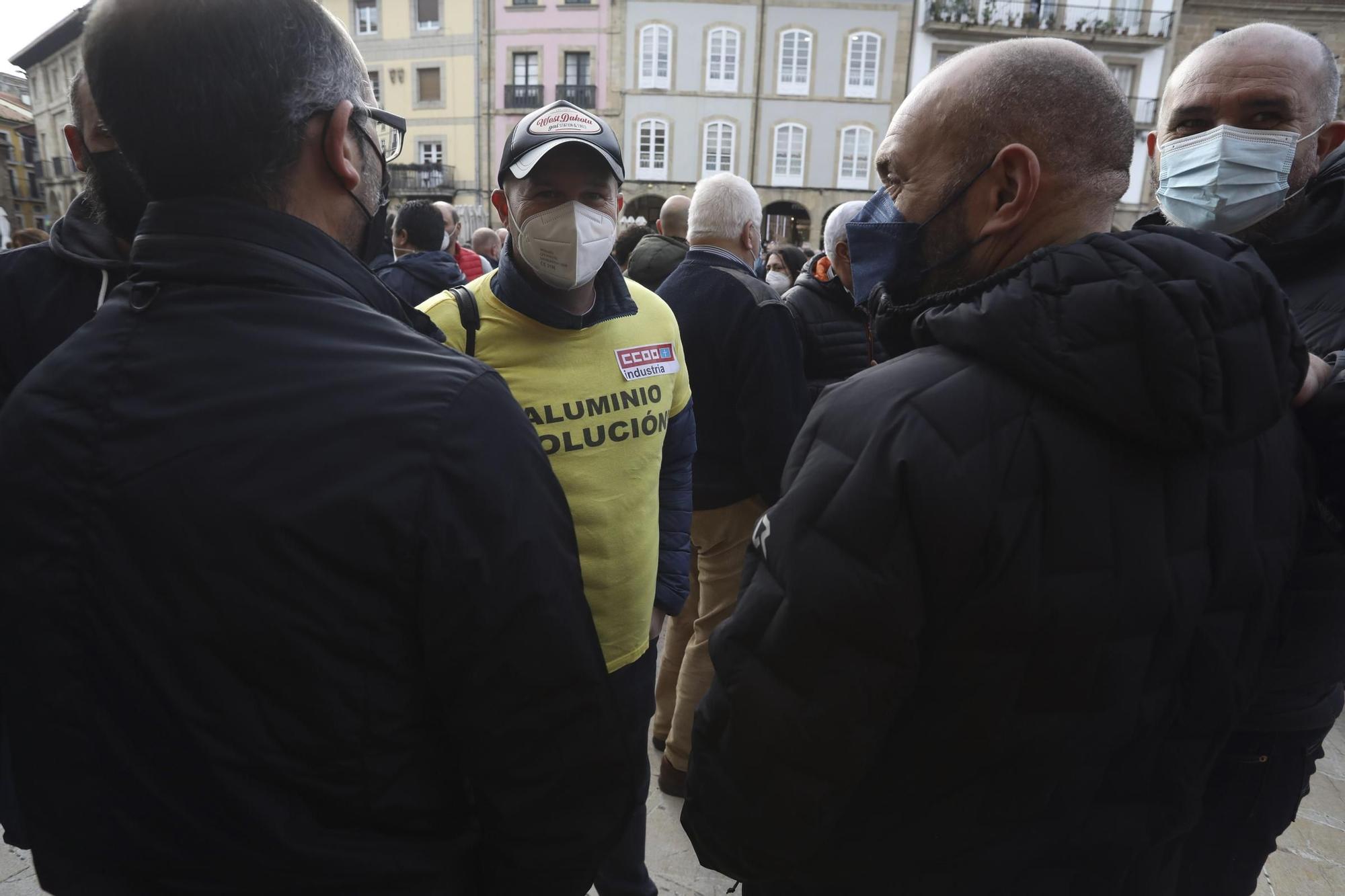 Protesta de los trabajadores de Alu Ibérica en el ayuntamiento de Avilés