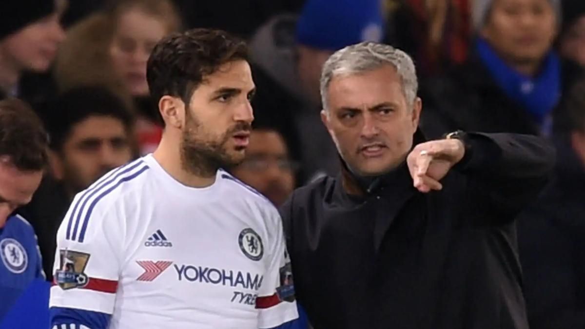 Cesc Fàbregas y José Mourinho. durante un partido del Chelsea
