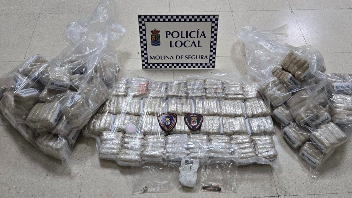Los tres detenidos en Molina pretendían entregar a una organización criminal gran cantidad de paquetes de hachís simulados.