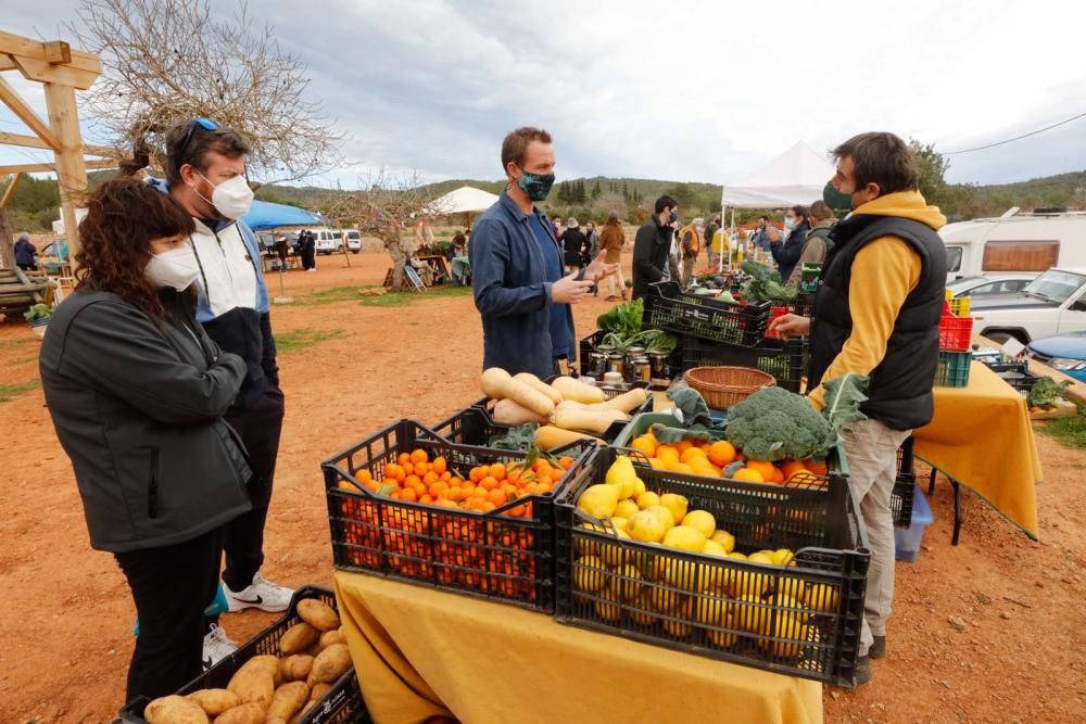 Cada sábado, una veintena de puestos de artesanía y de fruta y verdura se pone en marcha desde las 10 a las 16 horas